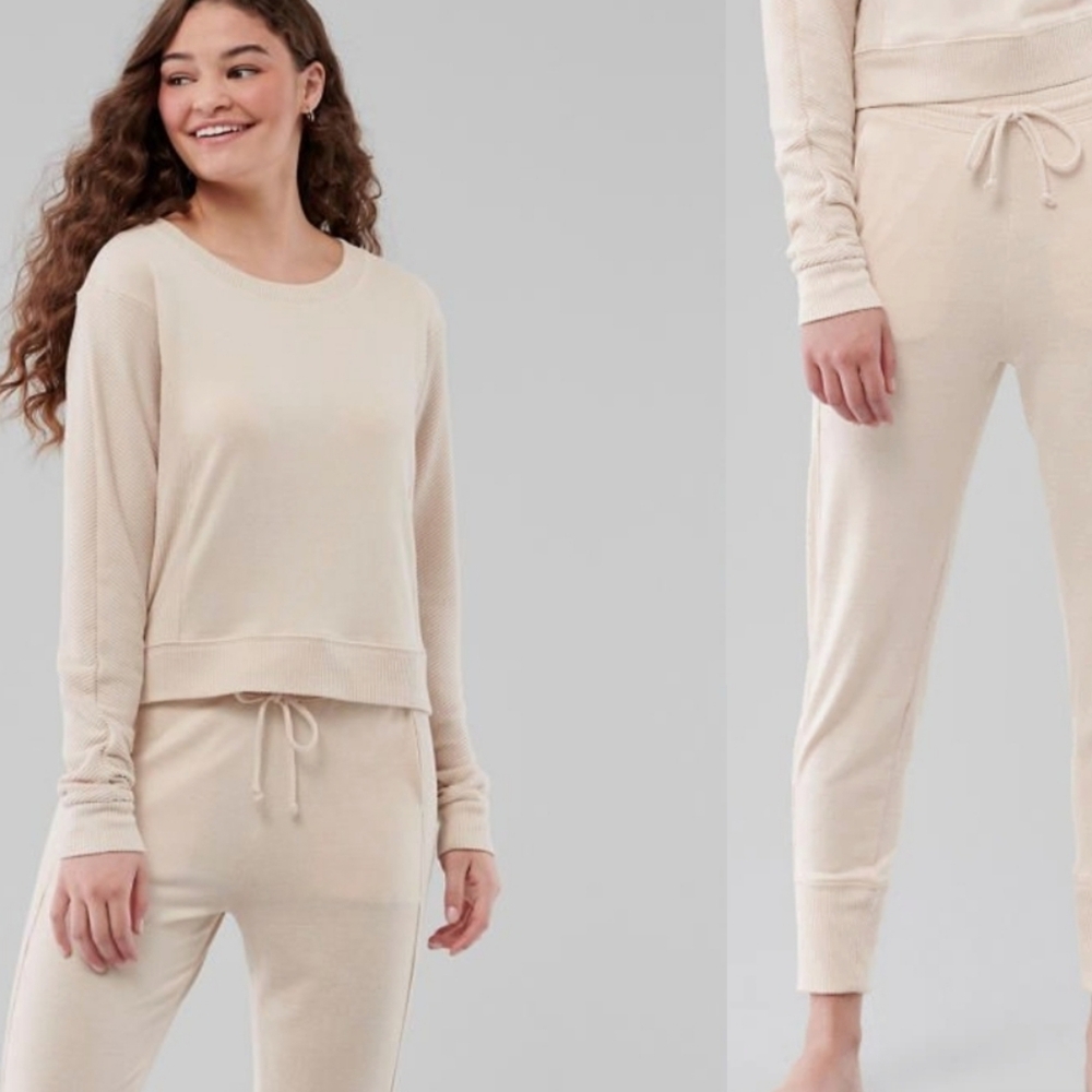 Cream Gilly Hicks Dreamworthy Soft Ribbed Set, Joggers, Sweater, Shorts. Size M